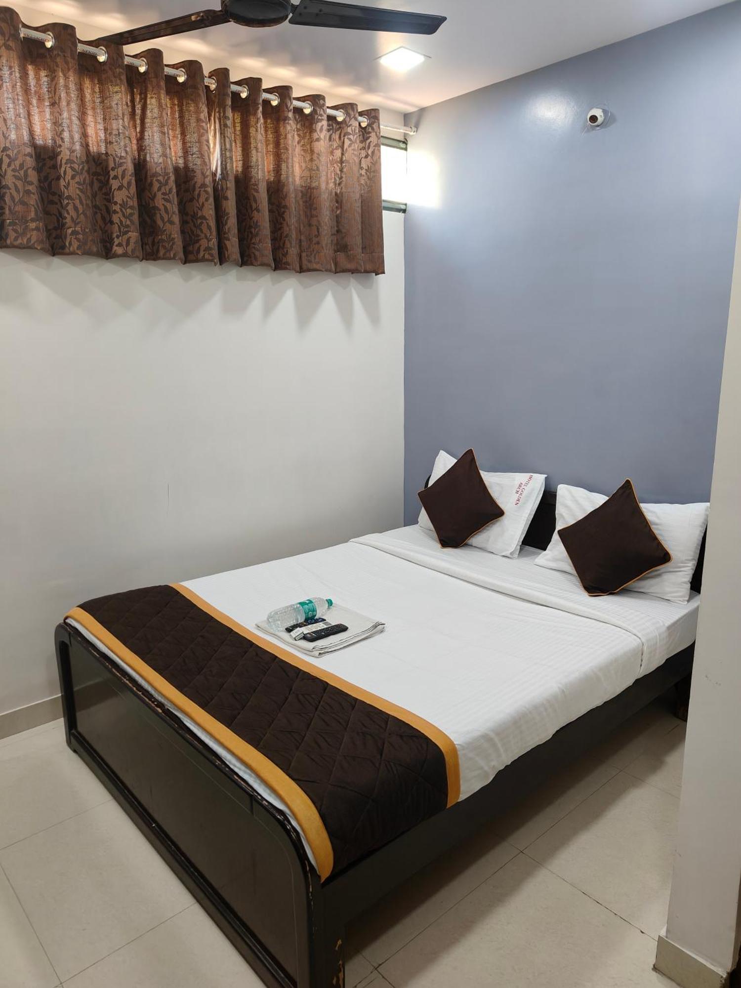 Hotel Golden Arch Bangalore Esterno foto